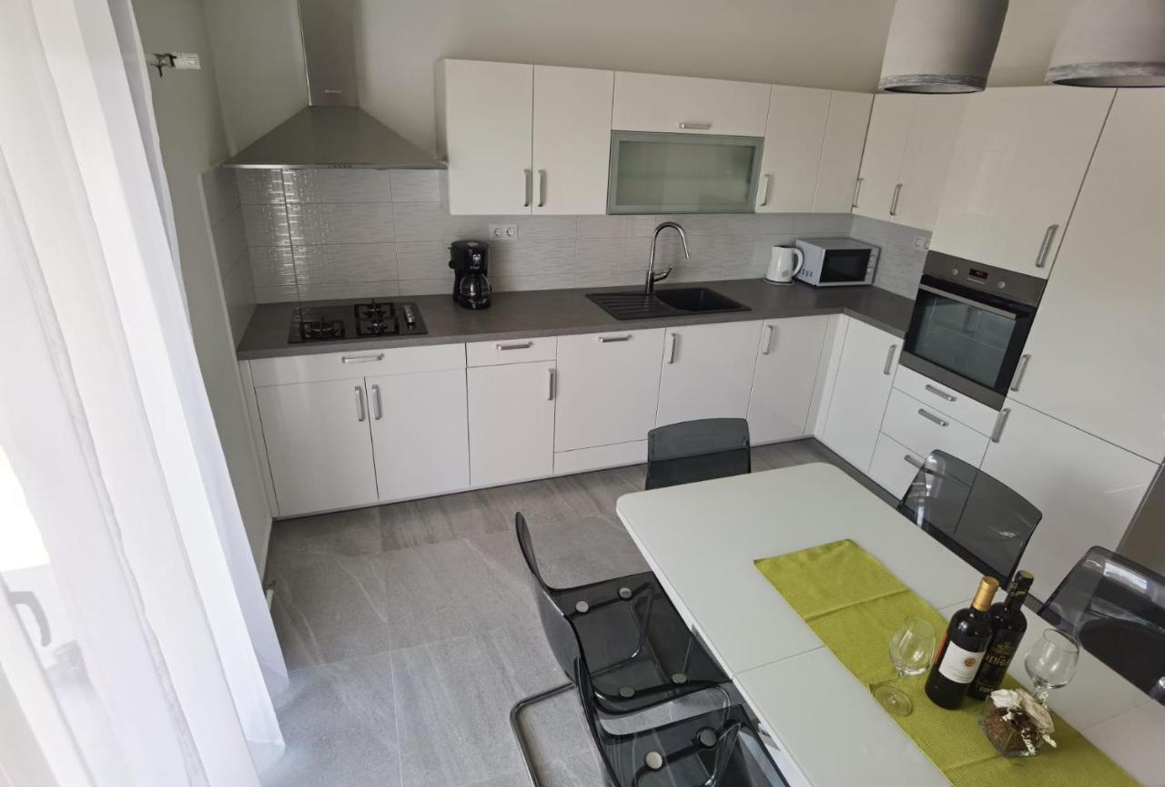 Appartamento Apartman Bura Posedarje Esterno foto