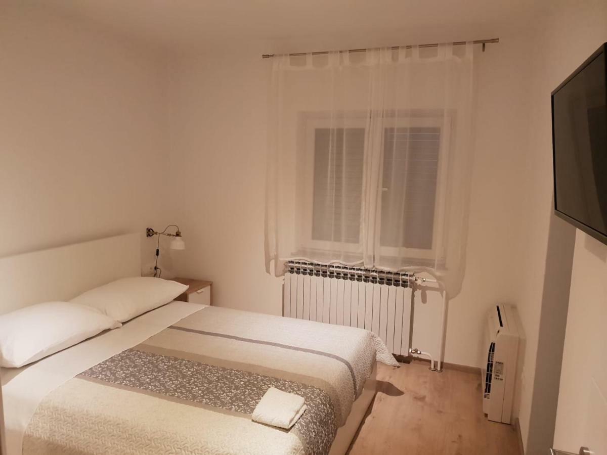 Appartamento Apartman Bura Posedarje Esterno foto